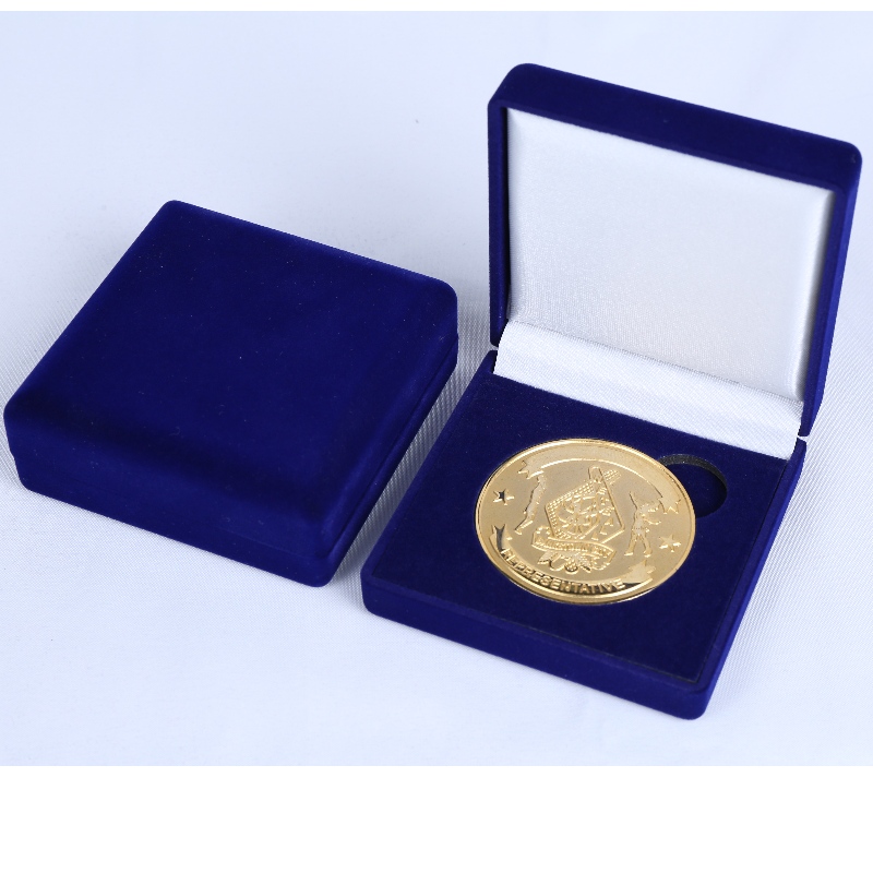 กล่องเหรียญกลมกำมะหยี่เหรียญและเครื่องราชอิสริยาภรณ์ น้ำหนักประมาณ 65g